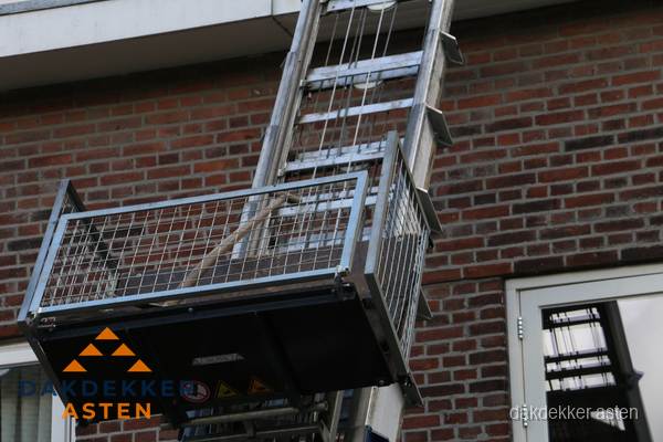 Ladderlift met dakpannen voor dakpan reparatie in Asten Ladderlift met dakpannen voor dakpan reparatie in Asten