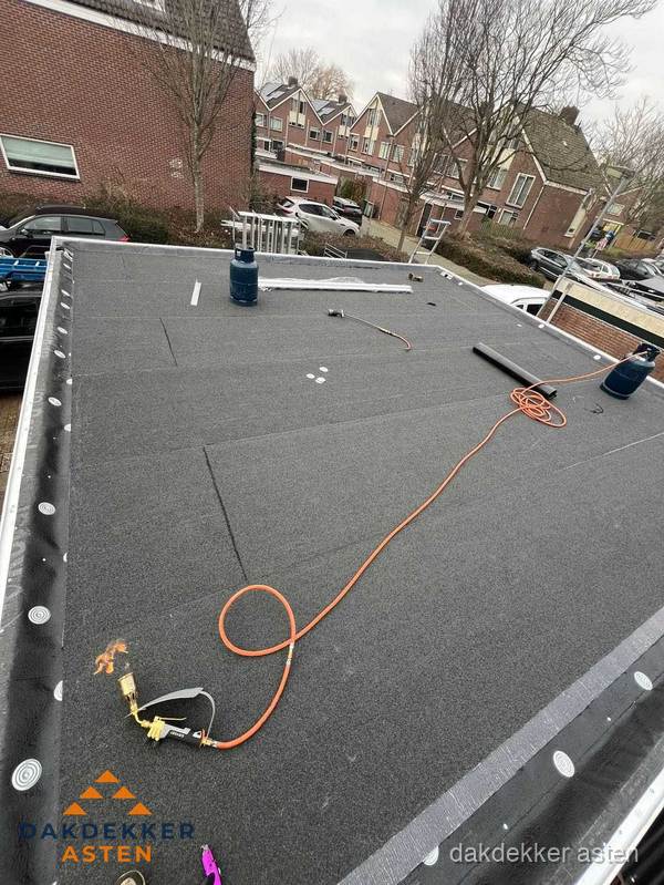 Afgewerkte dakrenovatie met bitumen op plat dak in Asten Afgewerkte dakrenovatie met bitumen op plat dak in Asten