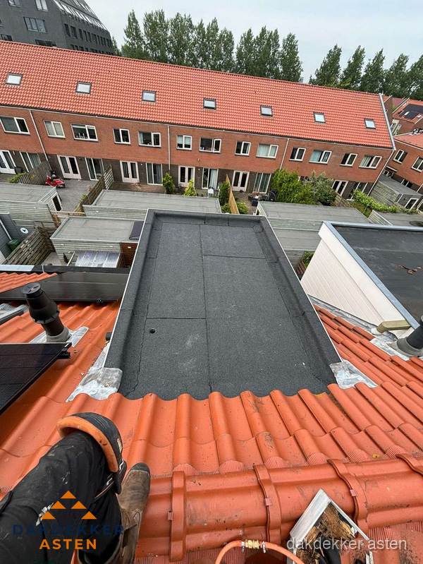 Bitumen dak reparatie op plat dak tussen dakpannen in Asten Bitumen dak reparatie op plat dak tussen dakpannen in Asten