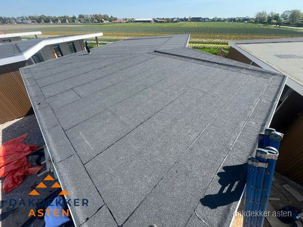 Nieuw bitumen plat dak met uitzicht over landschap in Asten