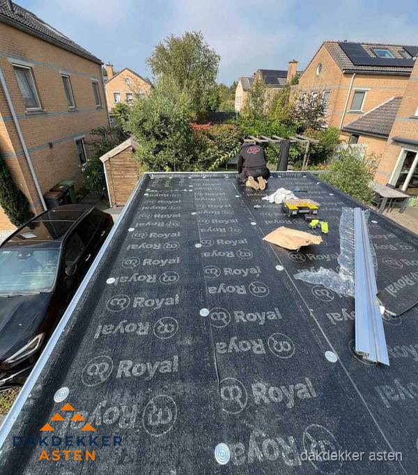 Dakdekker aan het werk op plat dak renovatie in Asten