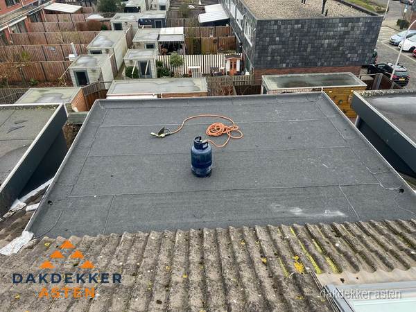 Plat dak met bitumen dakbedekking en brander in Asten Plat dak met bitumen dakbedekking en brander in Asten