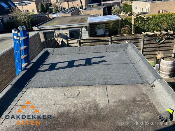 Dakdekker bij bitumen plat dak renovatie in Asten Dakdekker bij bitumen plat dak renovatie in Asten