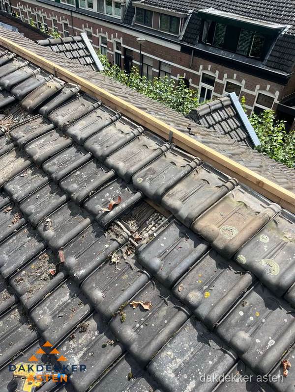 Dakonderhoud aan schuin pannendak met nokvernieuwing in Asten Dakonderhoud aan schuin pannendak met nokvernieuwing in Asten