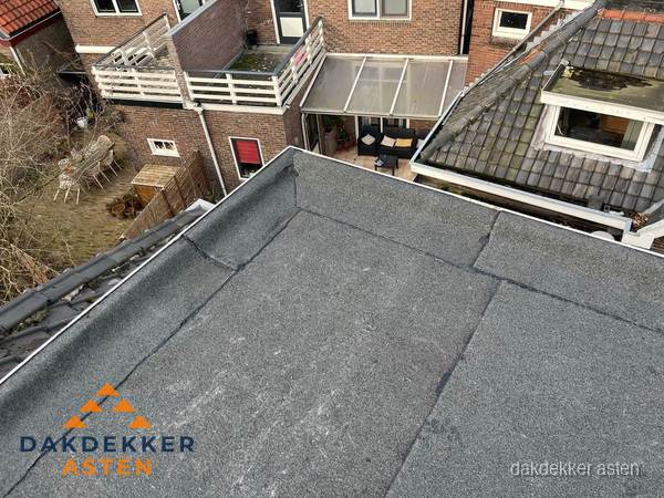 Overzicht plat dak met dakgoot in woonwijk Asten Overzicht plat dak met dakgoot in woonwijk Asten
