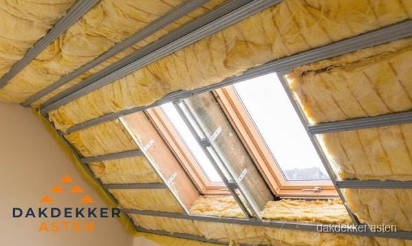 Schuin dak isoleren met glaswol bij dakraam in Asten