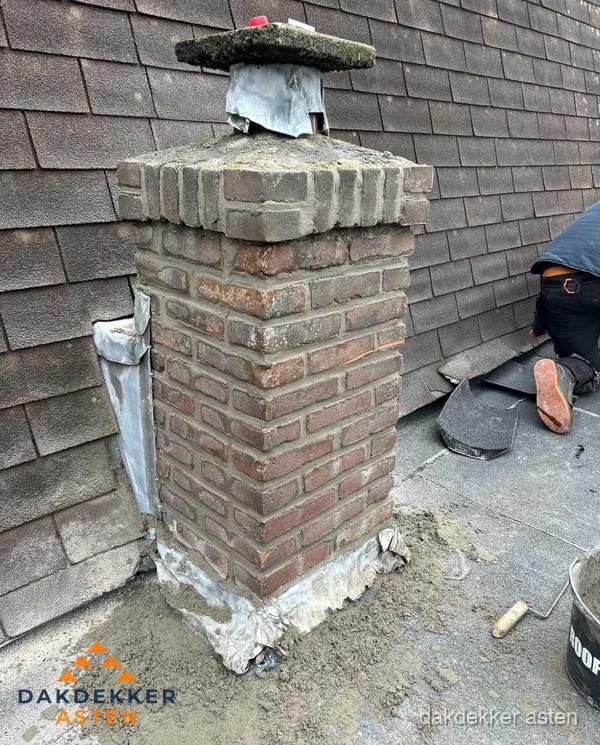Schoorsteen reparatie met lood en voegwerk op leien dak in Asten Schoorsteen reparatie met lood en voegwerk op leien dak in Asten