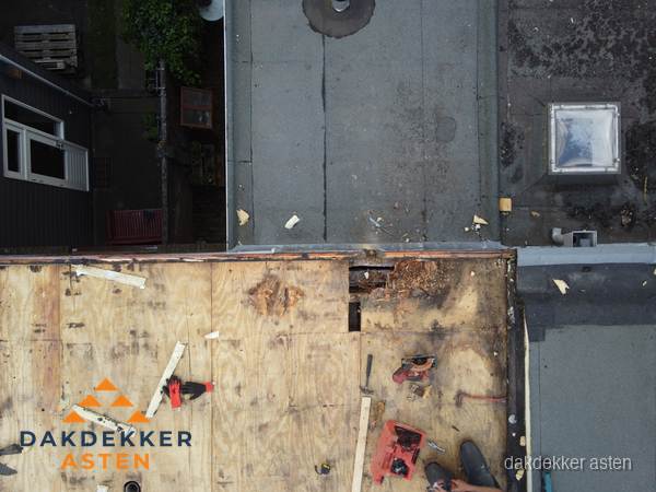 Dakschade en renovatie plat dak vanuit de lucht in Asten Dakschade en renovatie plat dak vanuit de lucht in Asten