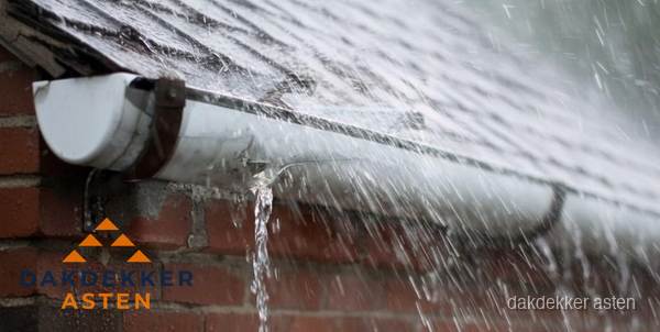Lekkende dakgoot tijdens regenval in Asten