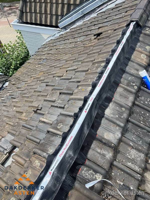 Nokvorst renovatie met Koramic nokrol op schuin pannendak in Asten Nokvorst renovatie met Koramic nokrol op schuin pannendak in Asten
