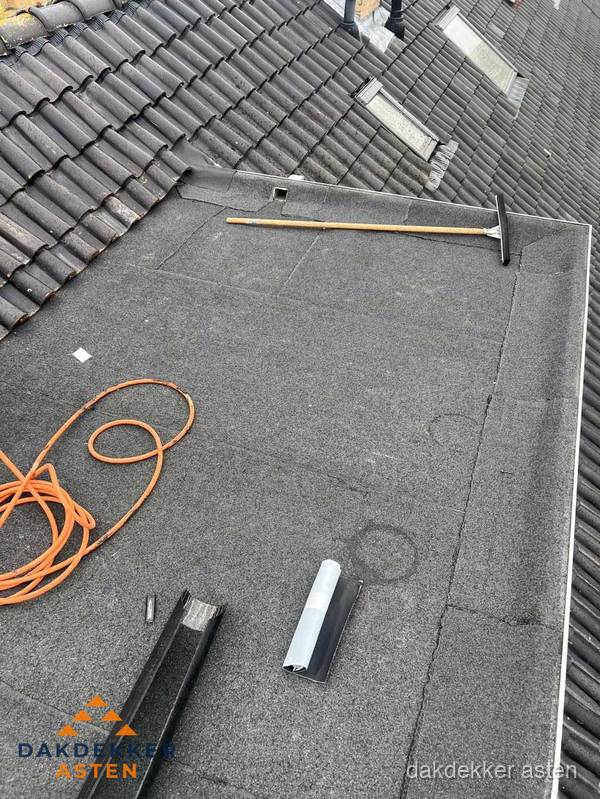 Plat dak reparatie met gereedschap en loodstroken in Asten Plat dak reparatie met gereedschap en loodstroken in Asten