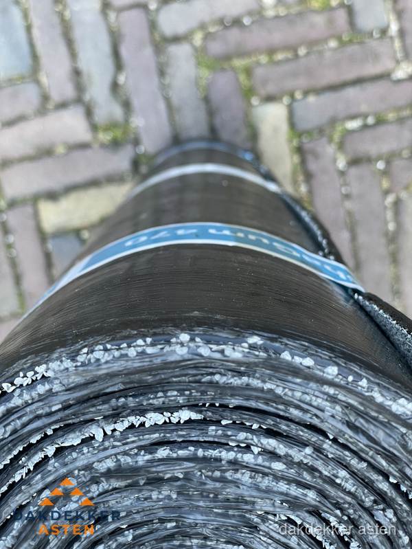 Rol bitumen dakleer met leislag voor plat dak in Asten Rol bitumen dakleer met leislag voor plat dak in Asten