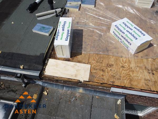 Plat dak isolatie met Kingspan isolatieplaten tijdens renovatie in Asten
