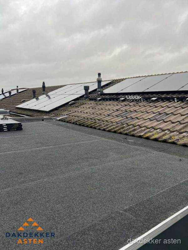 Bitumen dakbedekking op plat dak met aansluitend pannendak en zonnepanelen in Asten Bitumen dakbedekking op plat dak met aansluitend pannendak en zonnepanelen in Asten