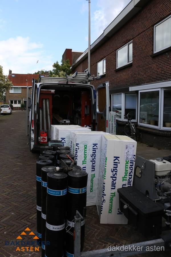 Levering van Kingspan isolatieplaten en bitumenrollen voor dakproject in Asten