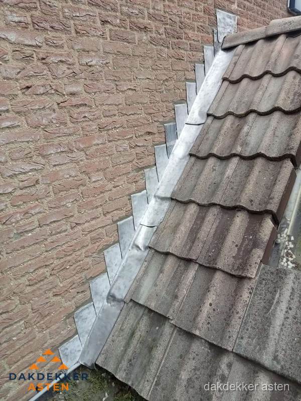 Loodslabben langs dakaansluiting bij bakstenen muur in Asten Loodslabben langs dakaansluiting bij bakstenen muur in Asten