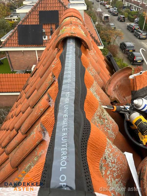 Dakdekker vervangt nokvorst met ruiterrol op pannendak in Asten