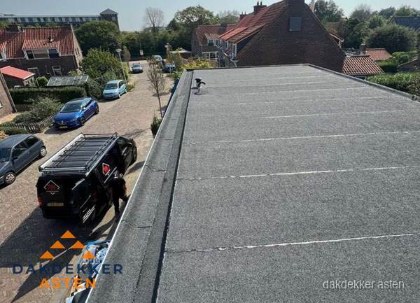 Nieuw bitumen plat dak met uitzicht over woonwijk in Asten Nieuw bitumen plat dak met uitzicht over woonwijk in Asten