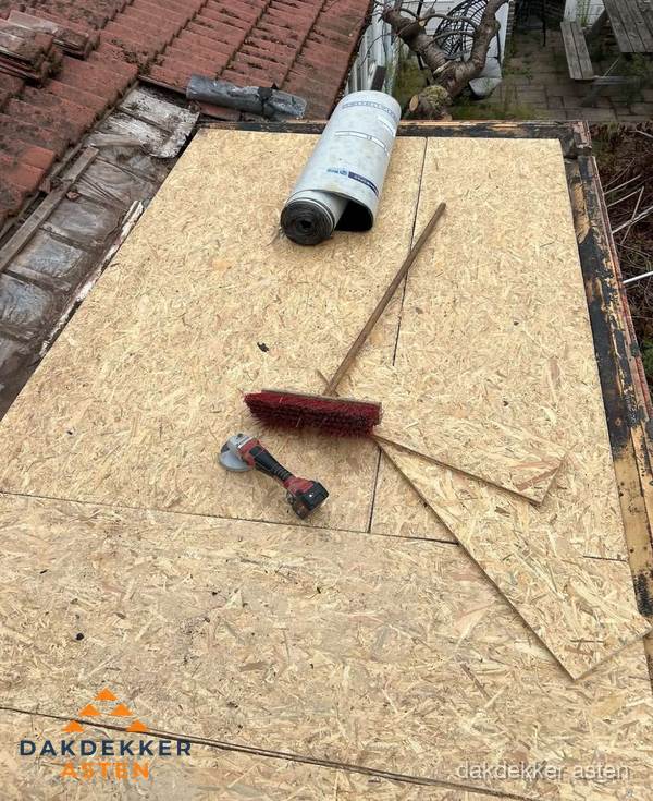 Plat dak vervangen met nieuwe OSB-ondergrond en bitumenrol in Asten