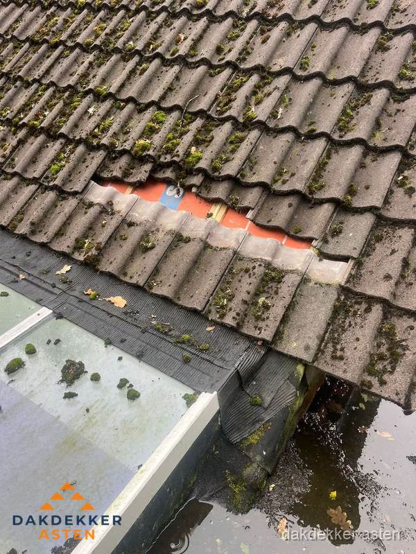 Beschadigd pannendak met ontbrekende dakpannen voor reparatie in Asten Beschadigd pannendak met ontbrekende dakpannen voor reparatie in Asten