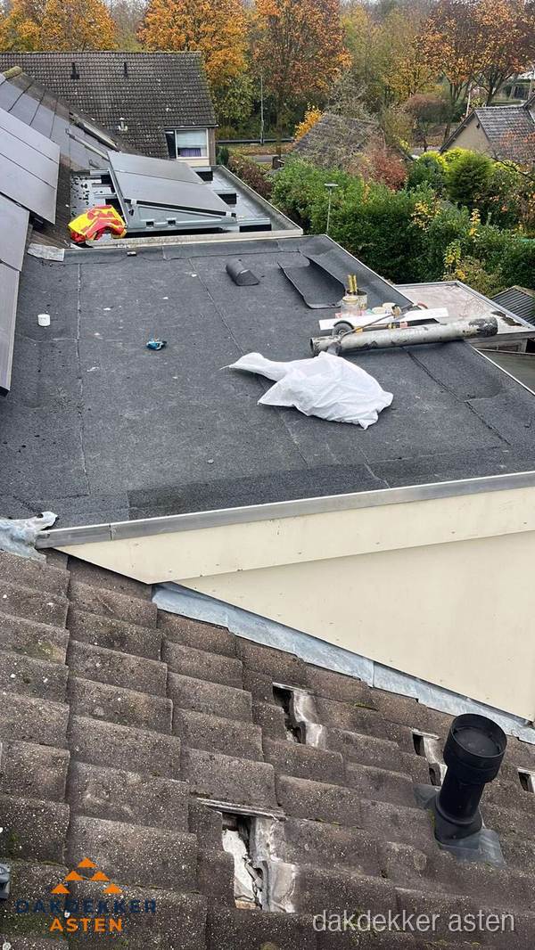 Beschadigde dakbedekking op plat dak voor reparatie in Asten Beschadigde dakbedekking op plat dak voor reparatie in Asten