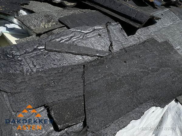 Verwijderd oud bitumen dakleer klaar voor vervanging in Asten