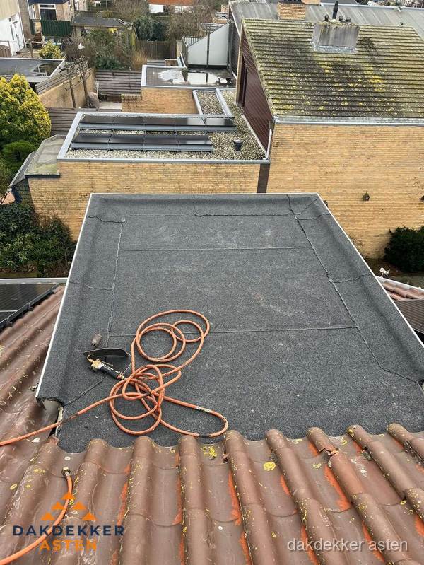 Reparatie aansluiting plat dak en schuin dak in Asten Reparatie aansluiting plat dak en schuin dak in Asten
