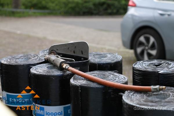 Rollen bitumen dakbedekking EshaGum klaar voor installatie in Asten Rollen bitumen dakbedekking EshaGum klaar voor installatie in Asten