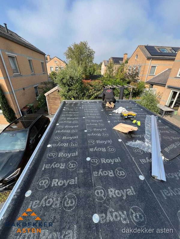 Nieuwe Royal bitumen dakbedekking op plat dak van aanbouw in Asten Nieuwe Royal bitumen dakbedekking op plat dak van aanbouw in Asten