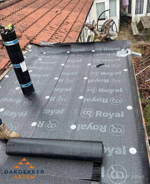 Bitumen dakbedekking leggen op plat dak aanbouw in Asten