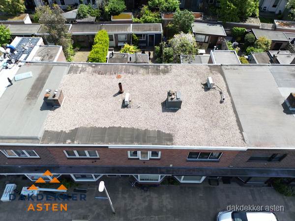 Plat dak met grindballast en dakdoorvoeren in Asten Plat dak met grindballast en dakdoorvoeren in Asten