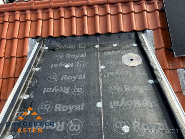 Nieuw dak met dakpannen en Royal onderlaag bij woning in Asten Nieuw dak met dakpannen en Royal onderlaag bij woning in Asten