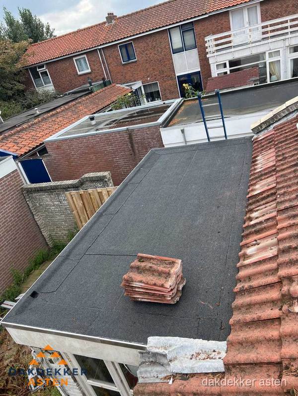 Plat dak aanbouw met bitumen naast schuin pannendak in Asten Plat dak aanbouw met bitumen naast schuin pannendak in Asten