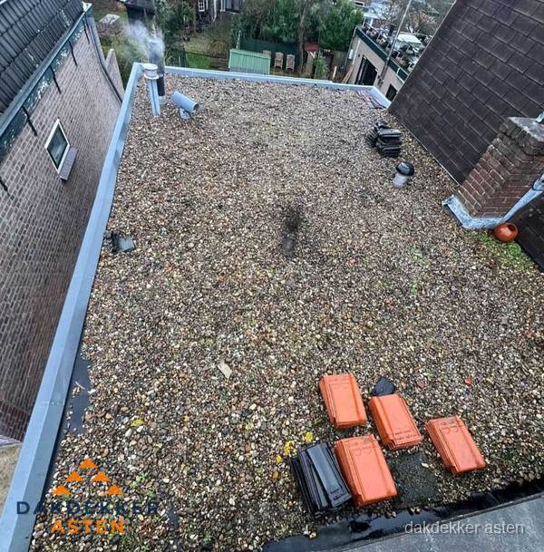 Plat dak met grindballast en dakdoorvoeren in Asten Plat dak met grindballast en dakdoorvoeren in Asten
