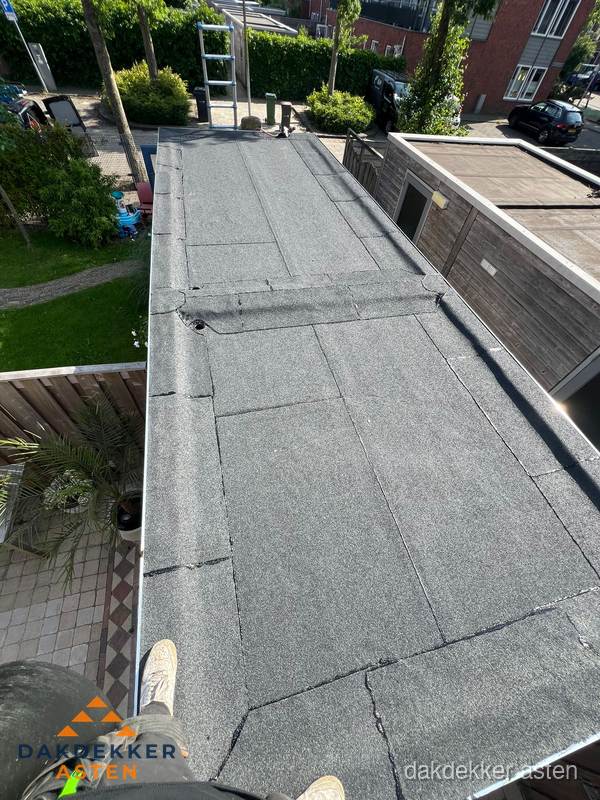 Bitumen plat dak rijtjeswoning vanuit dakdekker perspectief in Asten Bitumen plat dak rijtjeswoning vanuit dakdekker perspectief in Asten