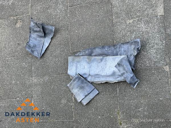 Oude verwijderde loodslabben na vervanging in Asten Oude verwijderde loodslabben na vervanging in Asten