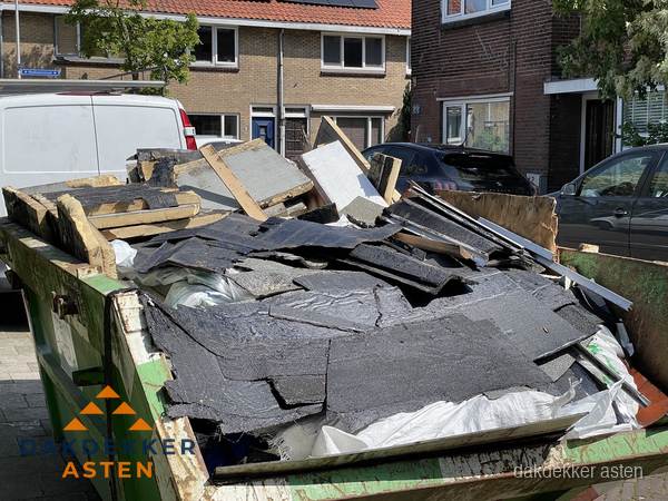 Afvalcontainer met gesloopt dakmateriaal tijdens dakkapel renovatie in Asten