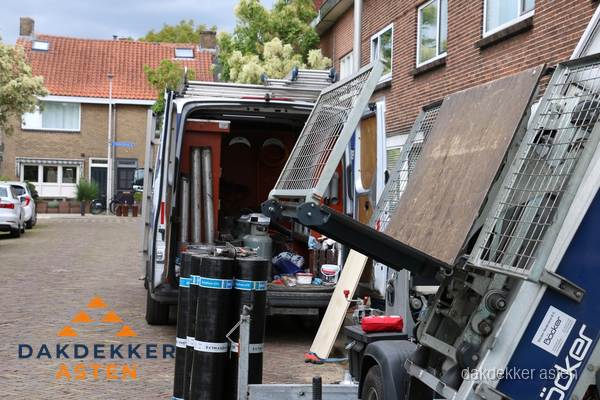 Dakdekkersbusje met materiaal en ladderlift voor dakpannen vervangen in Asten