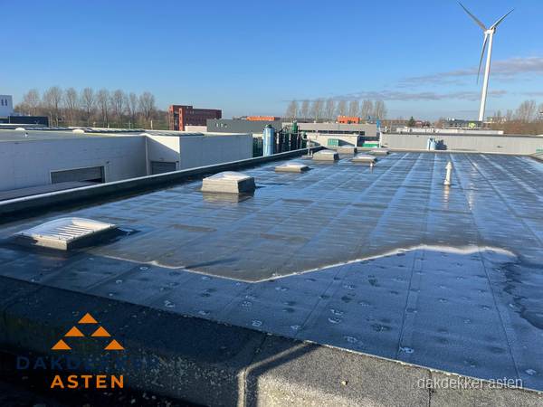Plat dak bedrijfspand met bitumen dakbedekking en lichtkoepels in Asten Plat dak bedrijfspand met bitumen dakbedekking en lichtkoepels in Asten