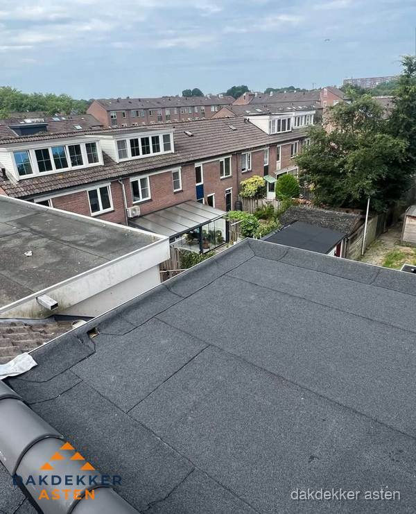 Vernieuwd plat dak met bitumen in woonwijk in Asten Vernieuwd plat dak met bitumen in woonwijk in Asten