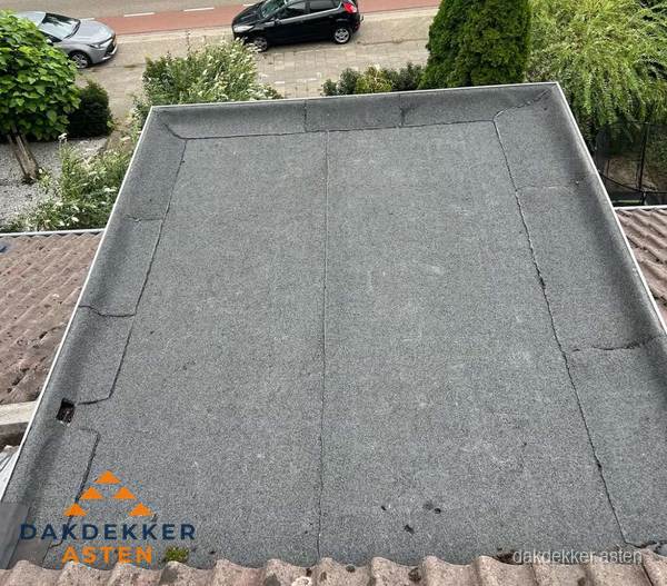 Nieuw aangebrachte bitumen dakbedekking op plat dak in Asten Nieuw aangebrachte bitumen dakbedekking op plat dak in Asten