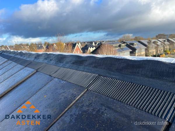 Dakisolatie bij de nok met ventilatieprofiel op schuin dak in Asten Dakisolatie bij de nok met ventilatieprofiel op schuin dak in Asten