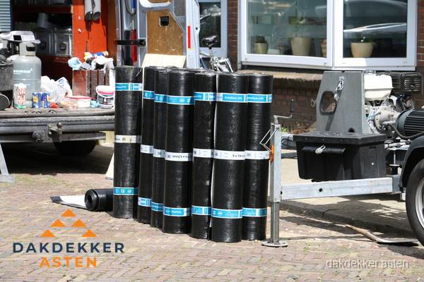 Rollen bitumen dakbedekking klaar voor daklekkage reparatie in Asten Rollen bitumen dakbedekking klaar voor daklekkage reparatie in Asten
