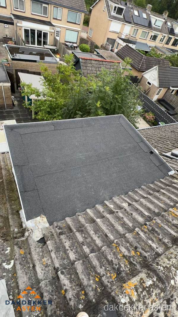 Plat dak aanbouw met bitumen dakbedekking in woonwijk Asten