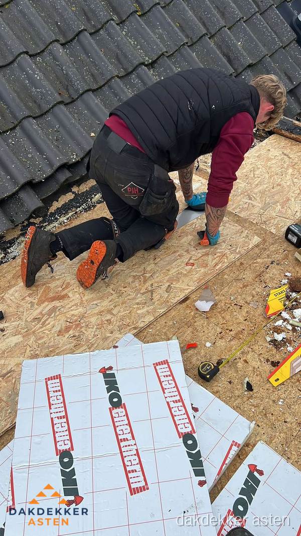 Dakdekker plaatst PIR-isolatieplaten op plat dak in Asten