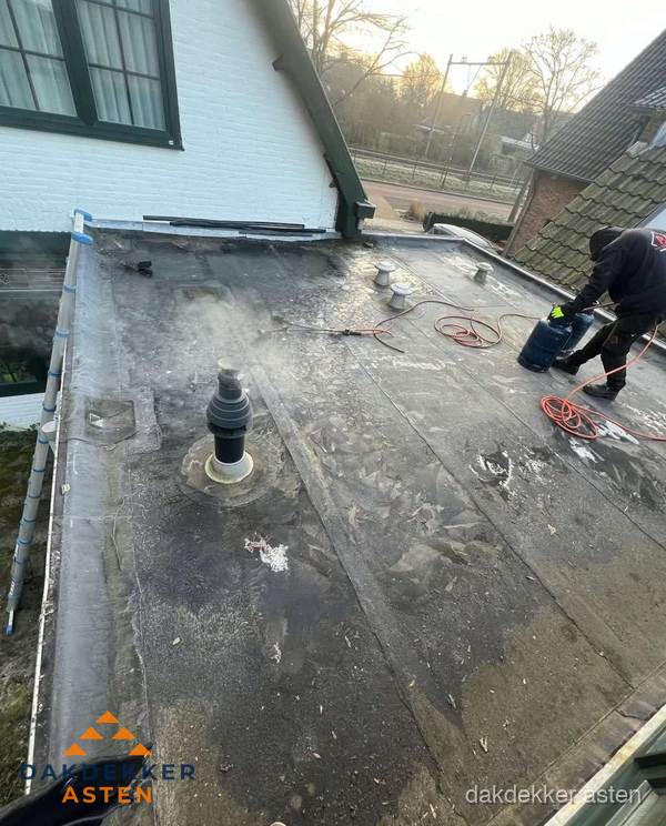 Dakdekker verhelpt daklekkage op plat dak in Asten Dakdekker verhelpt daklekkage op plat dak in Asten