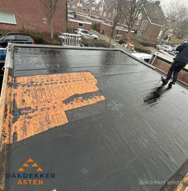 Dakdekker brengt EPDM dakbedekking aan op plat dak in Asten