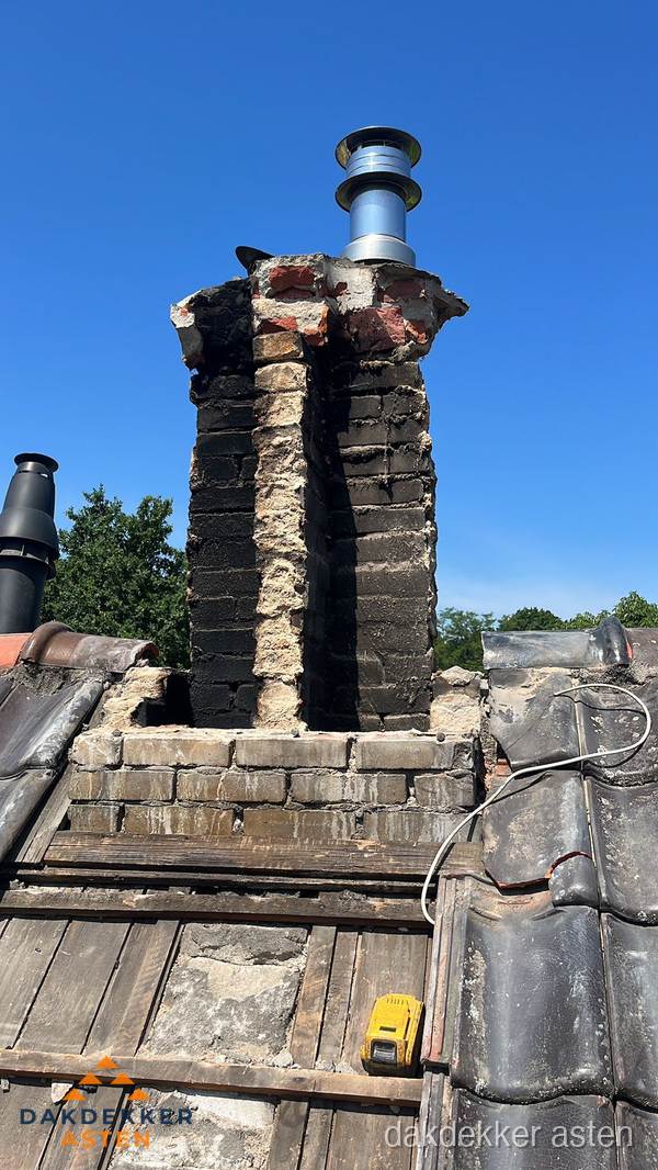 Beschadigde schoorsteen met nieuwe rookgasafvoer op oud dak in Asten Beschadigde schoorsteen met nieuwe rookgasafvoer op oud dak in Asten