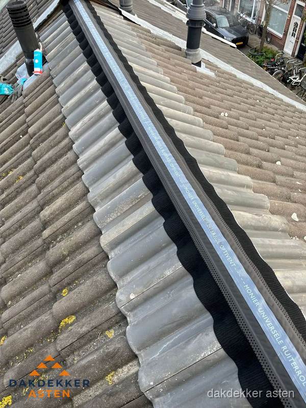 Nokvorst met Monier ventilatie op schuin pannendak in Asten Nokvorst met Monier ventilatie op schuin pannendak in Asten