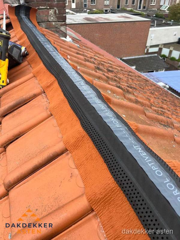 Nokventilatie installeren op hellend pannendak in Asten Nokventilatie installeren op hellend pannendak in Asten